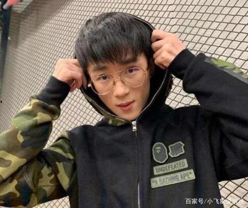 小八娱乐吃瓜的博主,揭秘娱乐圈最新吃瓜热点，带你领略明星幕后故事